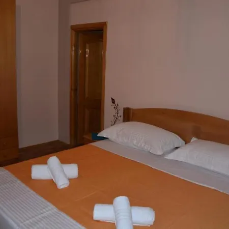 Casa de hóspedes Guest House Qender Tomin