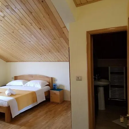 Guest House Qender Tomin